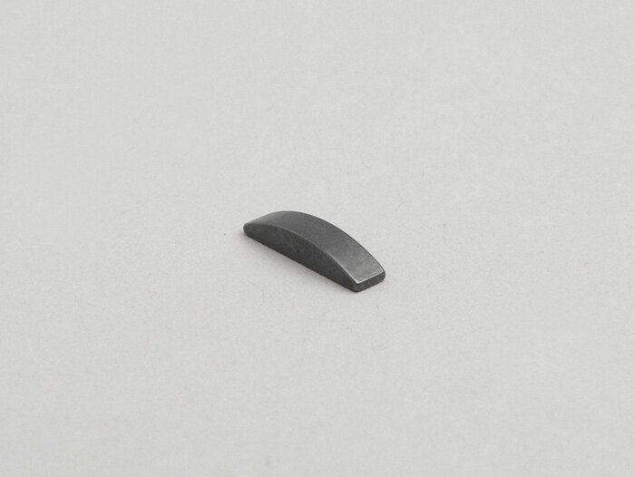Halvmånnyckel (Woodruff-nyckel) -3x2,5x13mm- (används för vevaxelns alternatorsida Peugeot 50 ccm 2-takt)