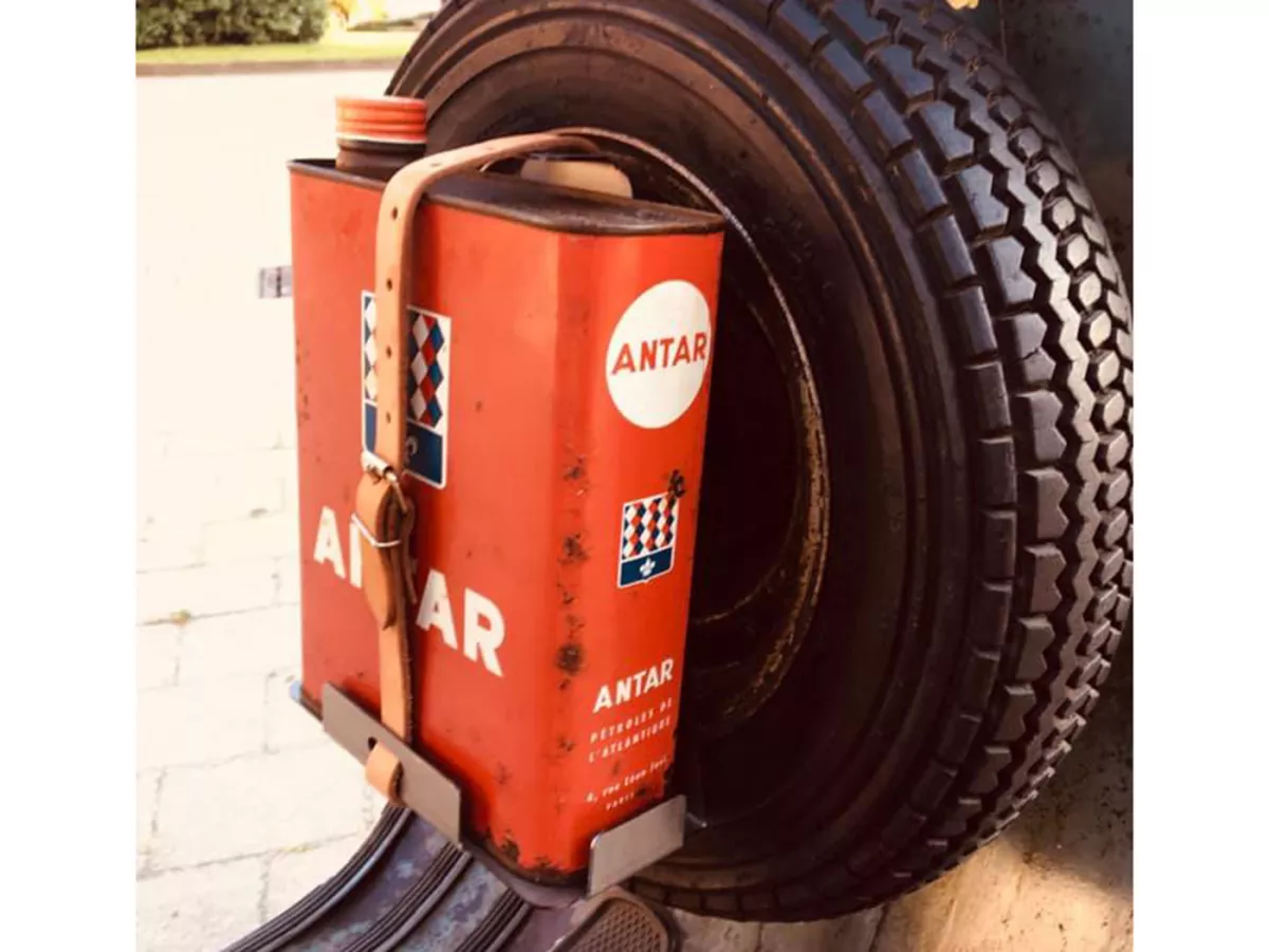 Oil can holder for 8 inch spare wheel in leg shield -RUSTY FARTS V6- Vespa Wideframe VL3T, VB1T, Largeframe VNA, VNB, VBA, VBB , Motovespa 125 S/N/L, 150 F/L - steel blank/unpainted