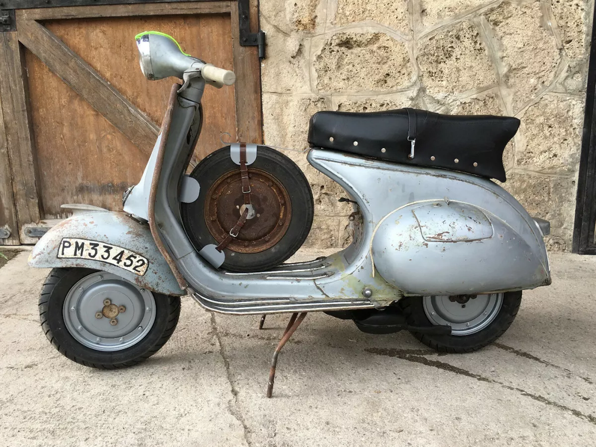 Supporto per ruota di scorta passante -cerchio FARTS 8 - Vespa Wideframe/Largeframe Vespa V1-15, V30-33, VM, VN, VL, VB, VU, GS150, ACMA, Sei Giorni, Lamp down, Faro Basso, VNA, VNB, VBA, VBB, Super - alluminio/pelle