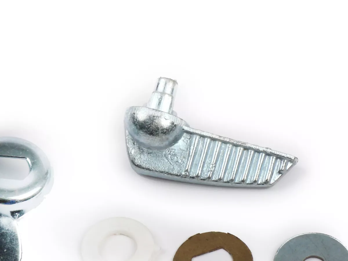 Volet latéral droit -TOMAS COMPOSITI, carbone véritable Vespa V50 (V5A1T à partir du n° 92877), V50 S (V5SA1T à partir du n° 15325), V90 (à partir du n° 22234), SS50, SS90, PV125, ET3 - avec levier