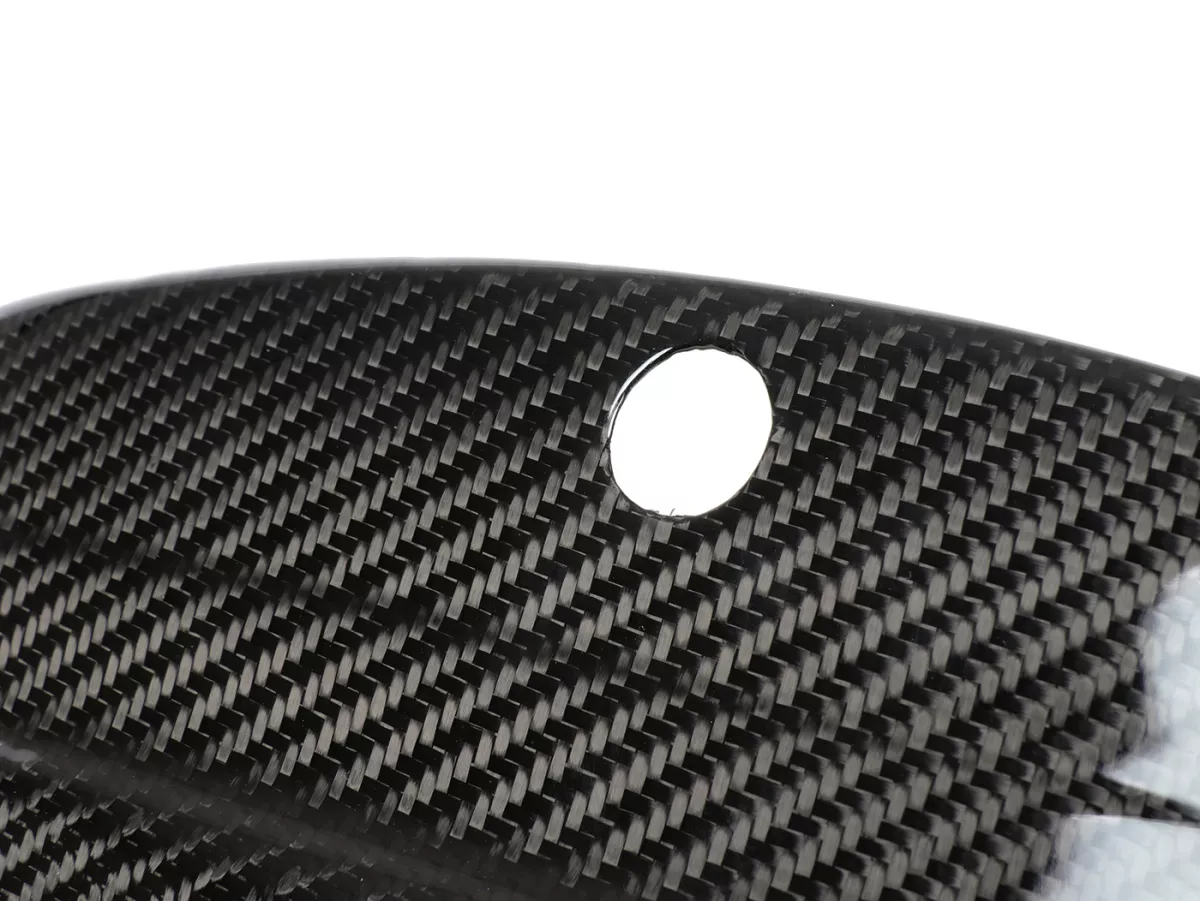 Faldón lateral derecho -TOMAS COMPOSITI, fibra de carbono auténtica para Quattrini M200- Vespa V50 (V5A1T a partir del nº 92877), V50 S (V5SA1T a partir del nº 15325), V90 (a partir del nº 22234), SS50, SS90, PV125, ET3 - con cerradura