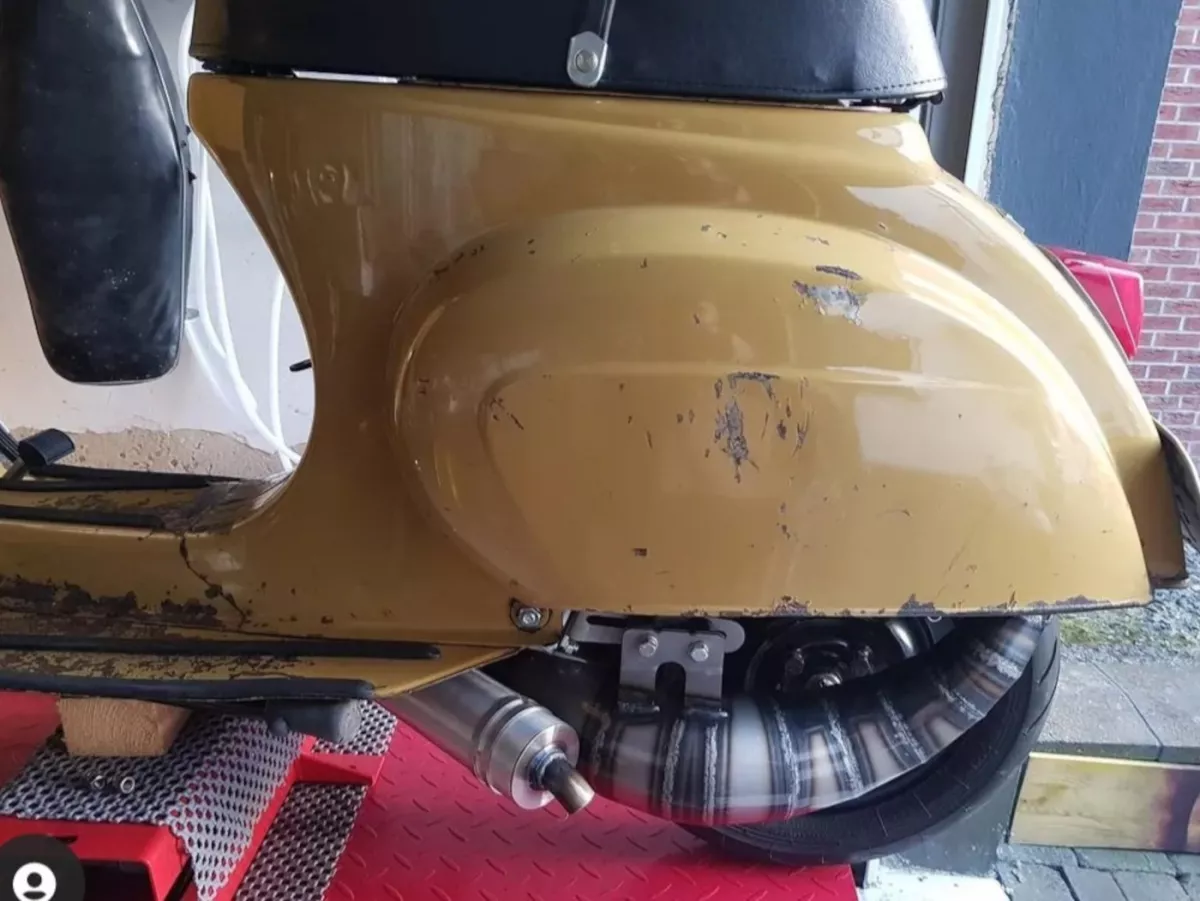 Uitlaat -EGIG PERFORMANCE Unisex (1,5mm plaatstaal) 125-170cc, Ø=32mm (54-60mm draadafstand), geschroefde XXL achterdemper (Ø70mm) - Vespa ET3, PV125 (ook geschikt voor voertuigen met bagageruimte in de linker zijkap)