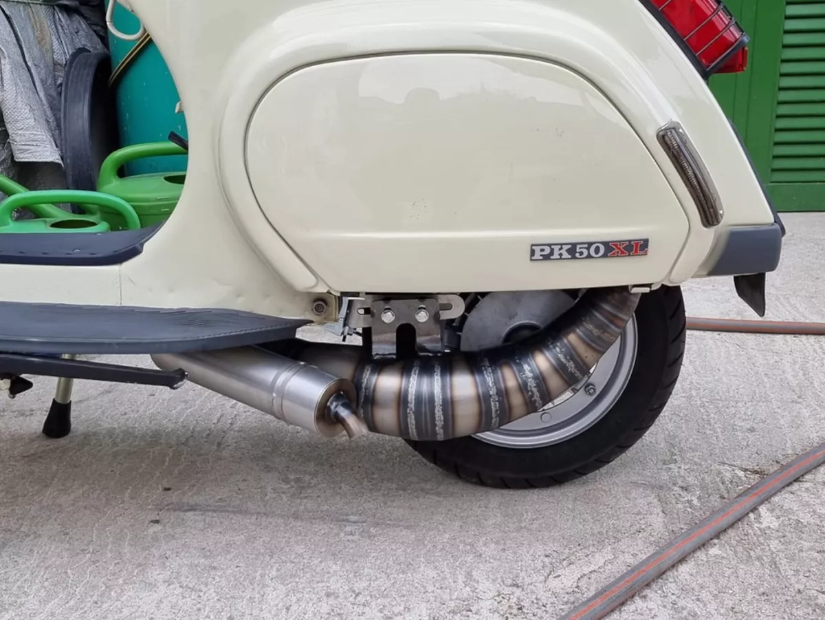 Uitlaat -EGIG PERFORMANCE Unisex (1,5mm plaatstaal) 125-170cc, Ø=32mm (54-60mm draadafstand), geschroefde XXL achterdemper (Ø70mm) - Vespa ET3, PV125 (ook geschikt voor voertuigen met bagageruimte in de linker zijkap)