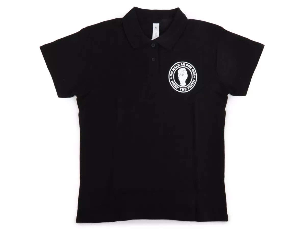 Kaos polo, Wanita -Pada jam setengah delapan malam- M