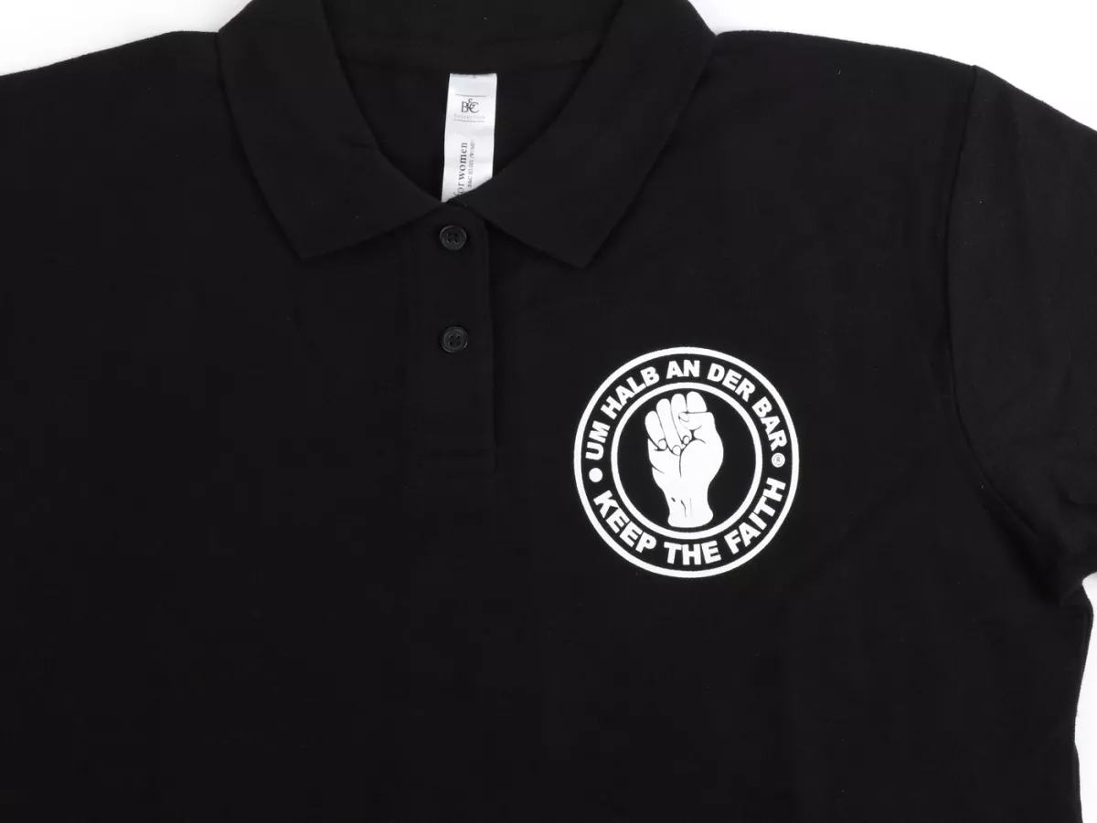 Kaos polo, Wanita -Pada jam setengah delapan malam- M