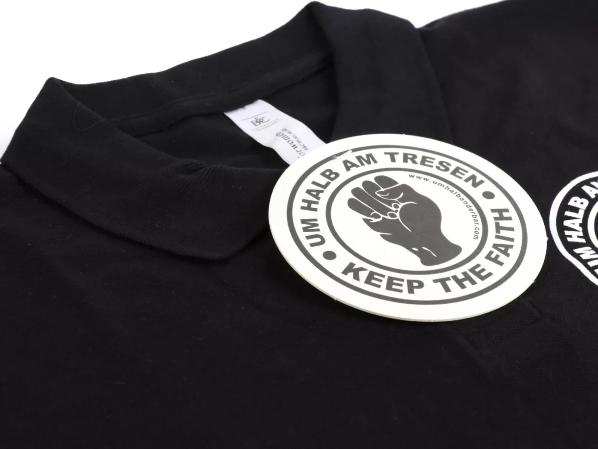 Kaos polo, Wanita -Pada jam setengah delapan malam- M
