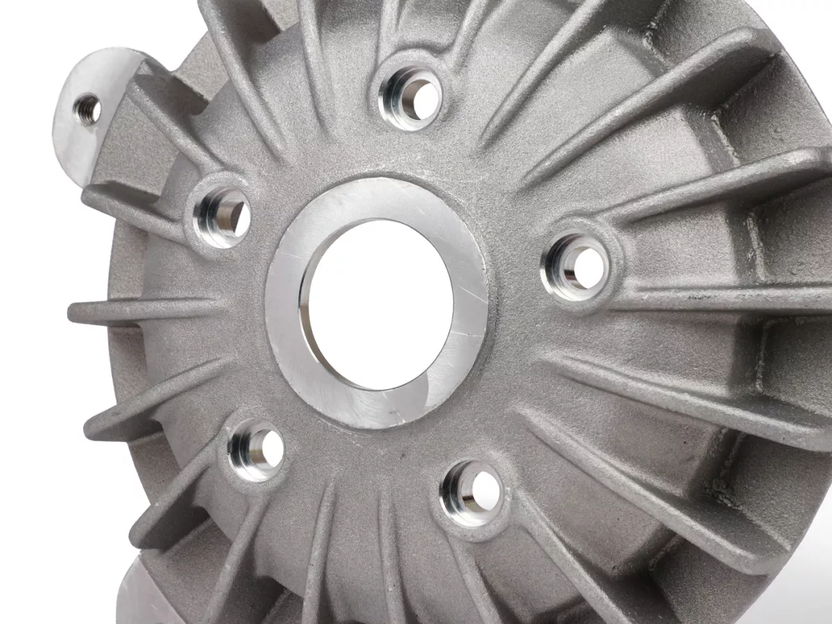 Front wheel hub 10 -VMC RACING V50 Style- used for mounting Vespa 2.10 inch rim on Vespa ET2, ET4, LX, LXV, S 50-150 - also suitable for PIAGGIO Hexagon, Sfera RST, ZIP II, ZIP SP - silver