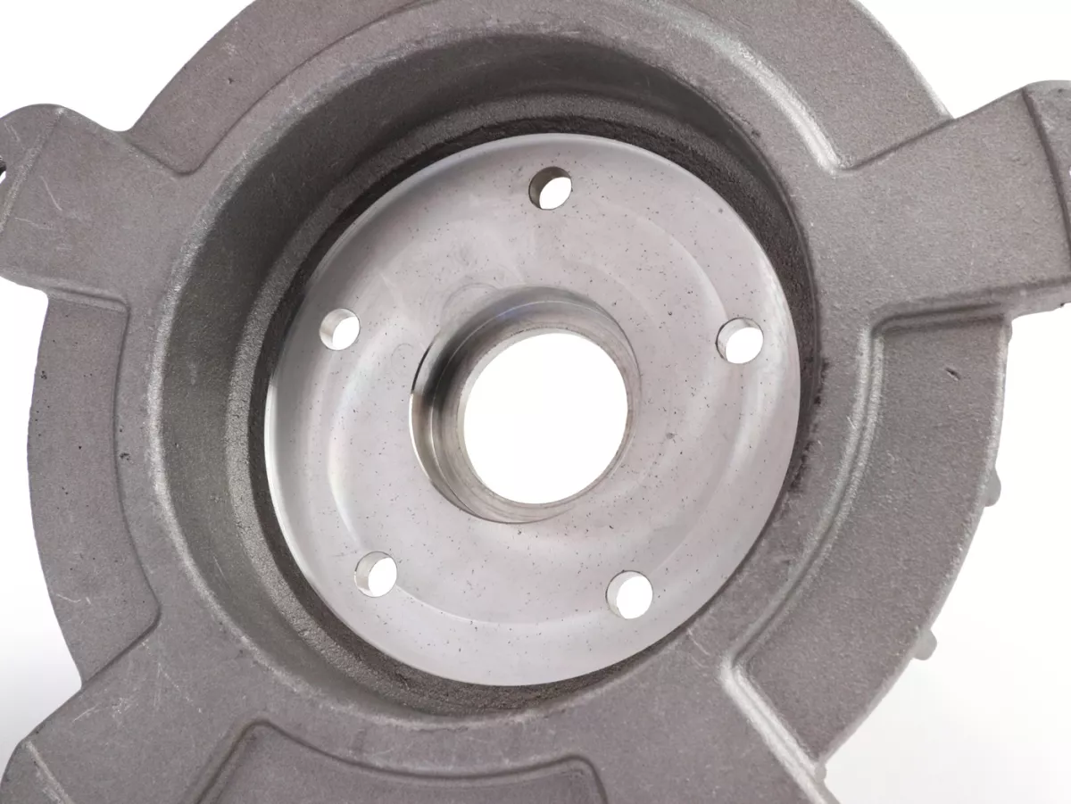 Front wheel hub 10 -VMC RACING V50 Style- used for mounting Vespa 2.10 inch rim on Vespa ET2, ET4, LX, LXV, S 50-150 - also suitable for PIAGGIO Hexagon, Sfera RST, ZIP II, ZIP SP - silver