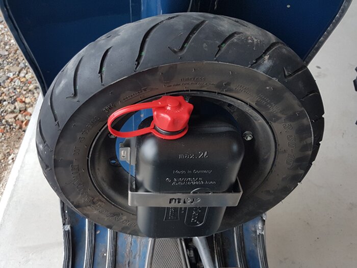 Support bidon d’essence (Fuel Friend BIG 2000ml) pour porte roue de secours avant -MRP- Vespa Smallframe, Largeframe de 10 pouces