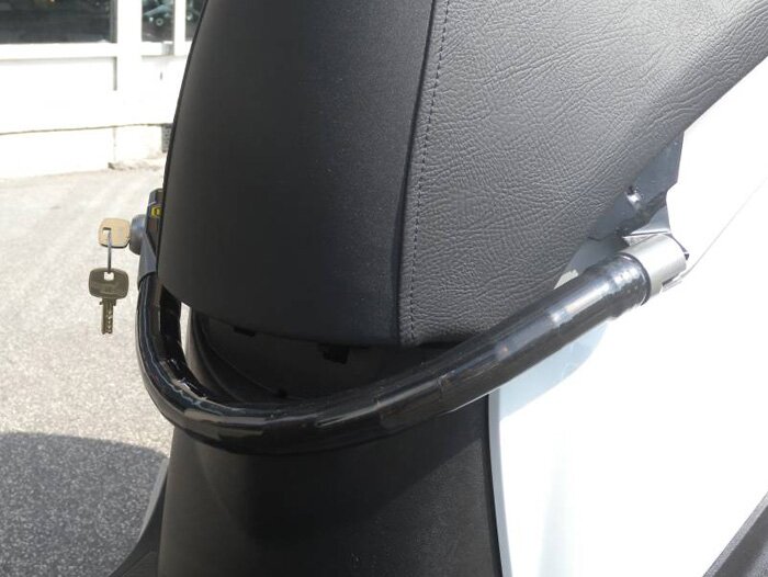 Steering lock -CLM Chic- Vespa GT125, GT200, GTL125, GTL200, GTS125, GTS250, GTS300, GTV125, GTV250, GTV300 - anti-theft, mounting on handlebar