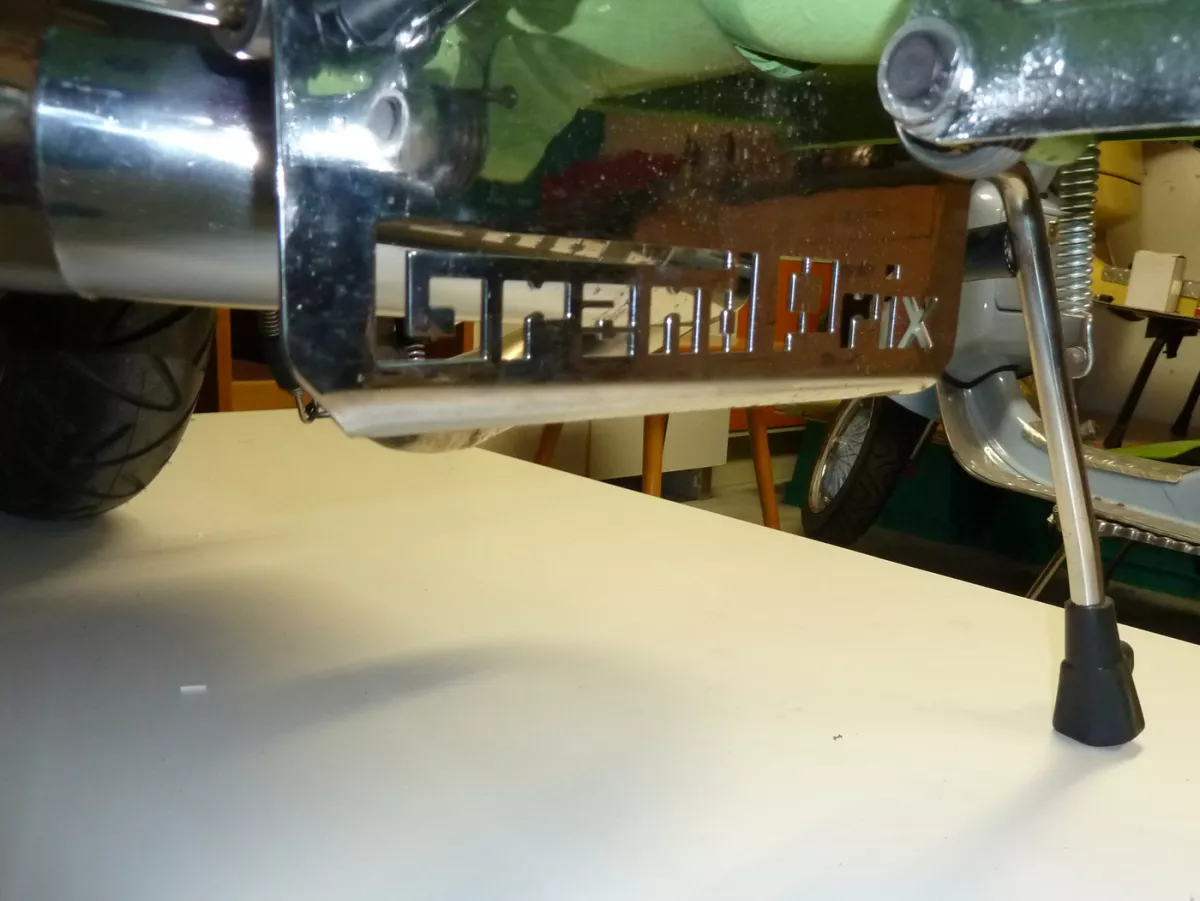 Protector antisalpicaduras soporte principal -TD-Customs- Lambretta (Serie 3), LIS, SX, TV (Serie 3), DL, GP - Lasercut - acero inoxidable -