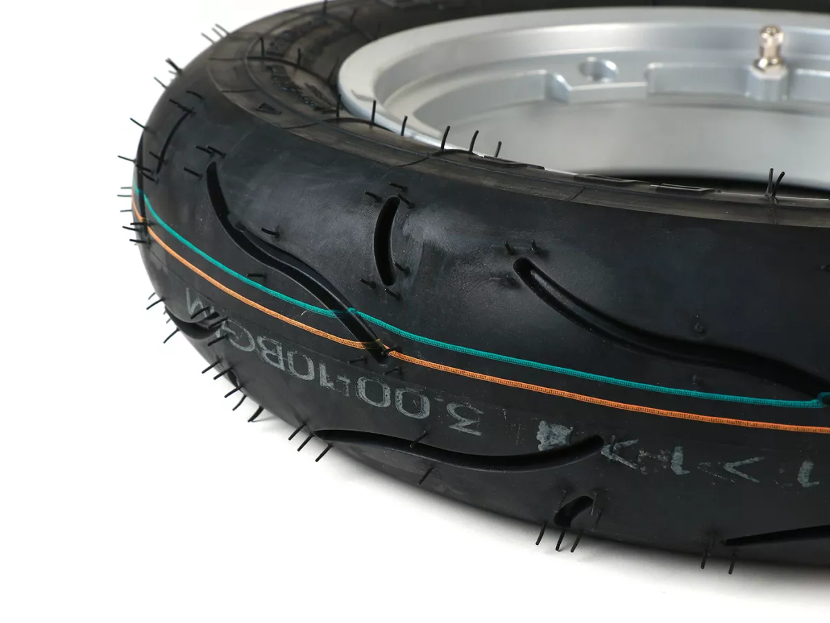 Compleet wiel (rijklaar gemonteerde band op velg) -BGM Sport, tubeless, Vespa Smallframe V50, PK, Primavera, ET3- 3.00 - 10 inch TL 50S (versterkt) - velg 2.10-10 - zilver