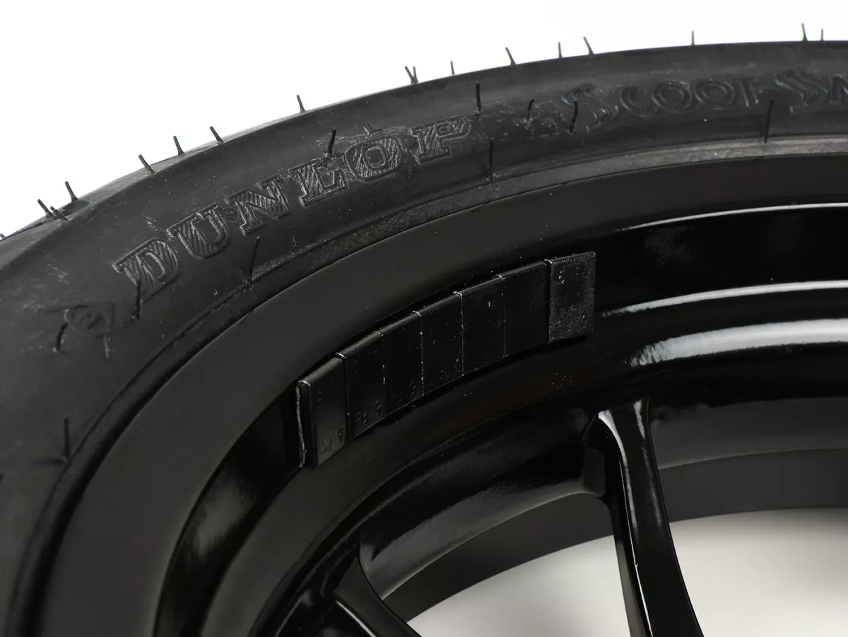 Komplett bakhjul -BGM PRO SPORT 13 tum- DUNLOP ScootSmart 2 130/70-13 - Vespa GTS, GTS Super, GTV, Sei Giorni, GT 60, GT, GT L 125-310cc - glänsande svart