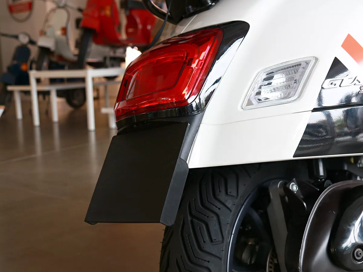 Registreringsskylthållare och registreringsskyltsbelysning, omålade -Moto Nostra, lång- Vespa GTS 125-310 Keyless, GTV 300 Keyless