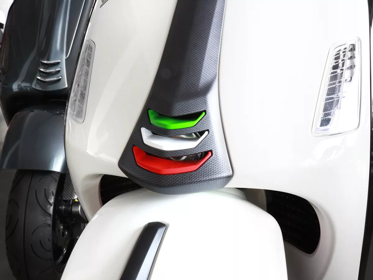 Rejilla cubredirección, estilo italiano -MOTO NOSTRA- Vespa GTS 125-310 Keyless