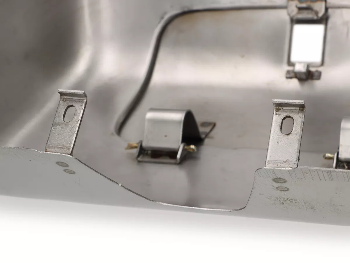 Compartiment à bagages -PREMIUM QUALITÉ, tôle huilée- Vespa Rally180 (VSD1T), Rally200 (VSE1T), TS125 (VNL3T) - également adapté pour Sprint150 (VLB1T), GT125 (VNL2T), GTR125 (VNL2T), GL150 (VLA1T), Super (VNC1T/VBC1T)