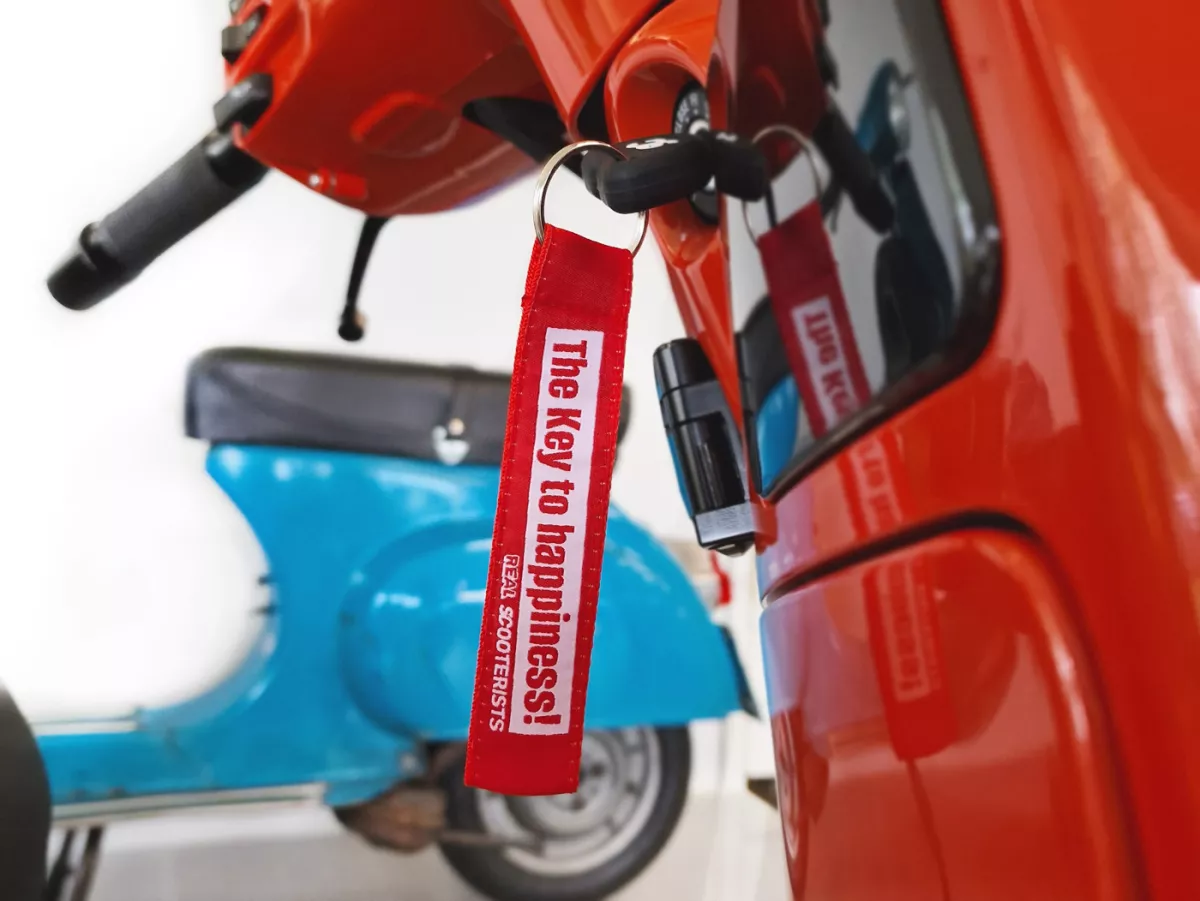 Key ring -SCOOTER CENTER- Key to happiness - red