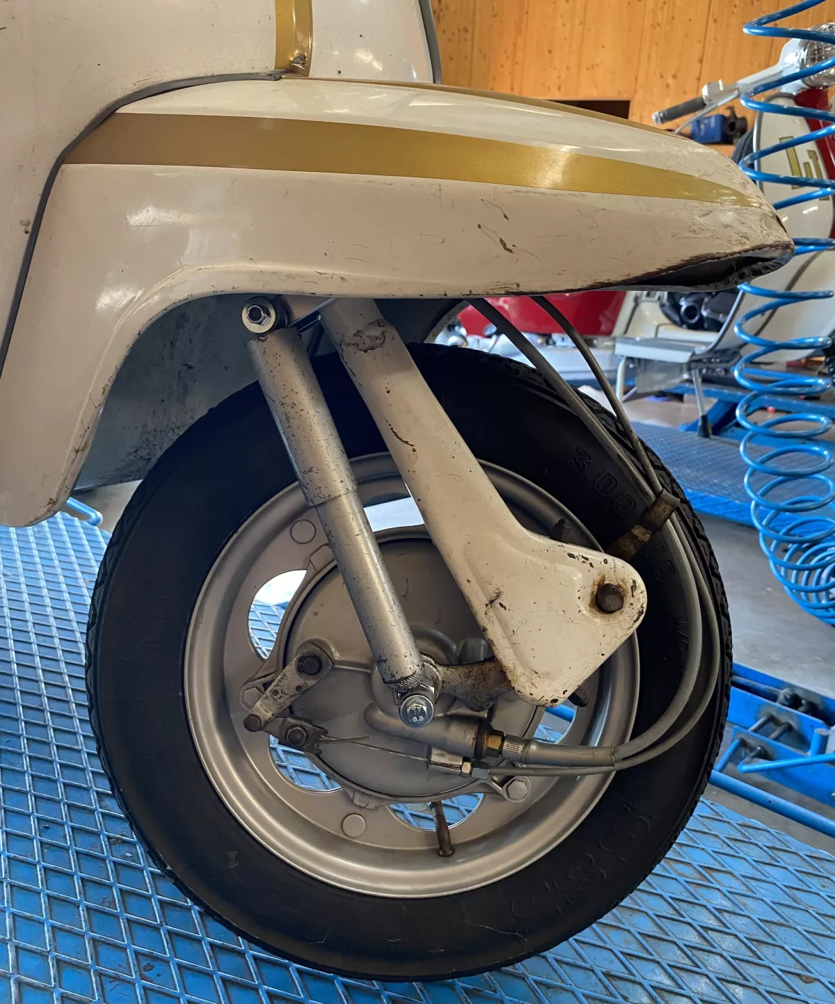 Shock absorber mount top -JOCKEYS BOXENSTOP- Aluminium CNC- Lambretta J50, J100, J125 (fork diameter 30mm)