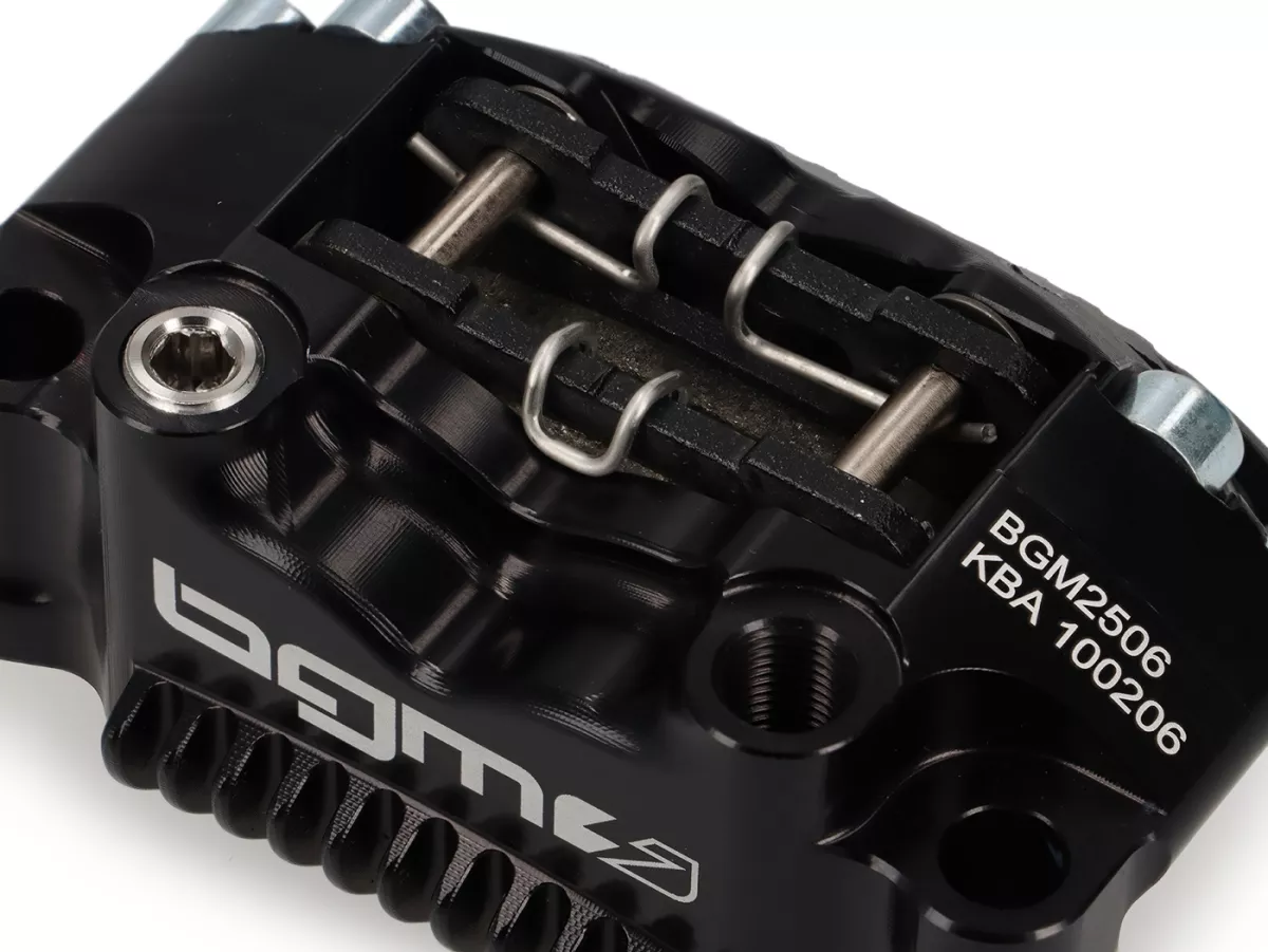 Pince de frein avant -BGM PRO SPORT (avec certificat de conformité TÜV)- 4 pistons, fixation radiale (adaptateur nécessaire)- pour PX Disc, LML Star, Stella, Grimeca NT classic- Vespa PX (à partir de 1998, série), PX, T5 125cc, PK XL - Noir