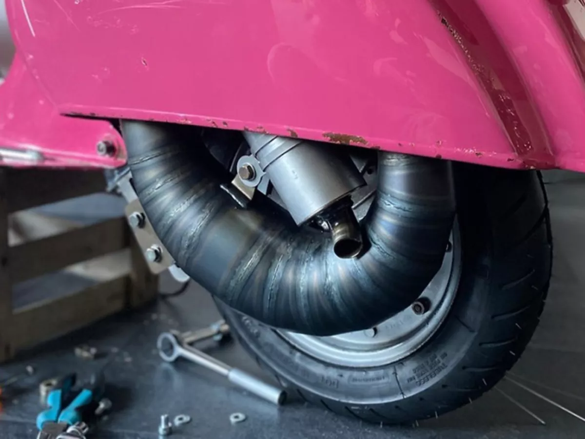 Auspuff -EGIG PERFORMANCE Mamba S (1.5mm Blech), Ø=32mm (54-60mm Stehbolzenabstand), verschraubter XXL Enddämpfer (Ø70mm)- Vespa ET3, PV125