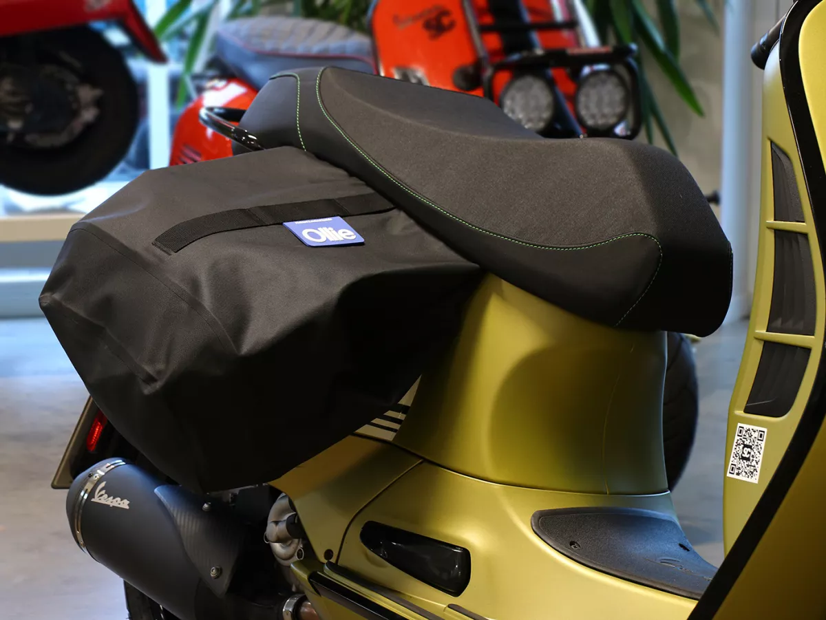 Ollie helmet bag - Vespa GTS 125-300, Primavera 50-150, Sprint 50-150, Piaggio Zip 50 4T