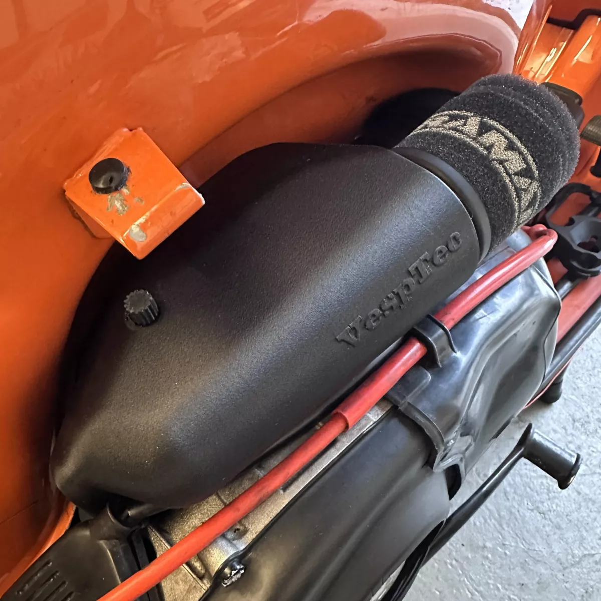 Couvercle de cuve de carburateur -VESPTEC- Qicklock Airbox avec partie inférieure Venturi pour carburateur SI24-SI26-. Vespa Largeframe 1957-2016 - PX, Rally, Sprint, Super, TS, GT, GTR, VBA, VBB, VNB - Plastique (ASA, noir)
