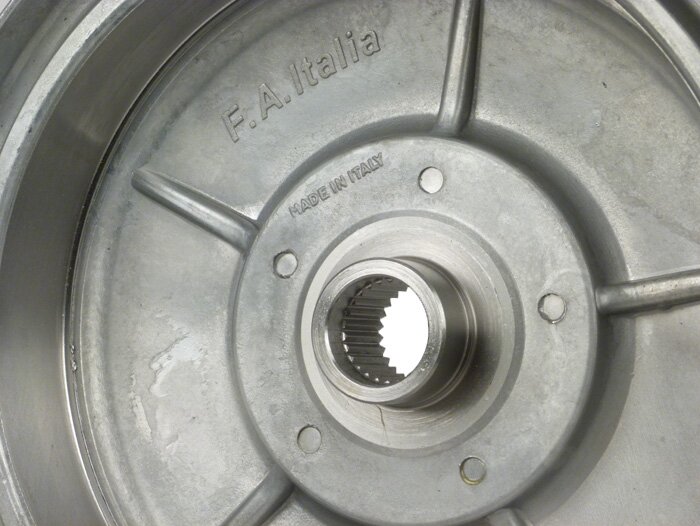 Tambour de frein arrière 10 pouces -FA ITALIA- Vespa PX (-1984), Rally180 (VSD1T), Rally200 (VSE1T), Sprint150 (VLB1T), TS125 (VNL3T), GT125 (VNL2T), GTR125 (VNL2T), GL150 (VLA1T) - joint spy 27mm