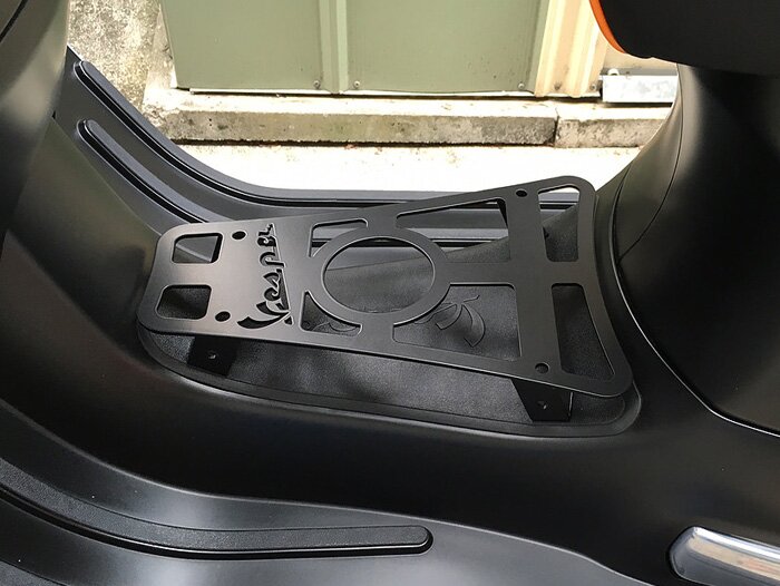 Bagagedrager step-through type bekerhouder met Vespa opschrift -CLASSIC RACKS- Vespa GTS 125-300, GTV, GTL, GT - zwart mat