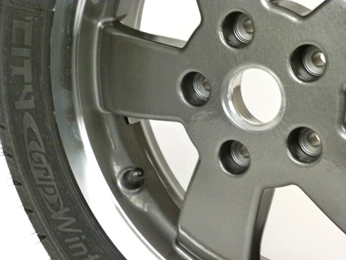 Pneumatico invernale posteriore completo -MICHELIN City Grip Winter M+S posteriore 130/70 - 12 TL 62P rf.- Vespa GT, GTL, GTS 125-300, GTV - cerchio 70 anni bicolore