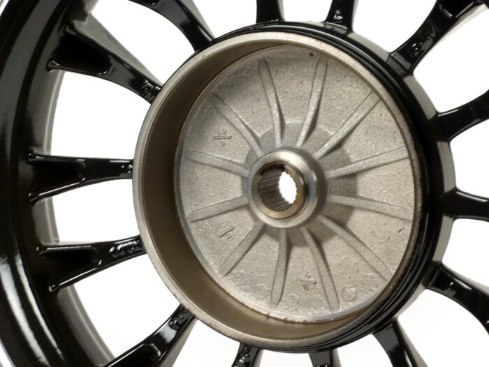 Achtervelg -PIAGGIO 3.00-12 inch, Ø remtrommel = 140mm - 14 spaken- Vespa Sprint 50 (ZAPC53101), Sprint 125, Sprint 150 - zwart, gepolijste velg