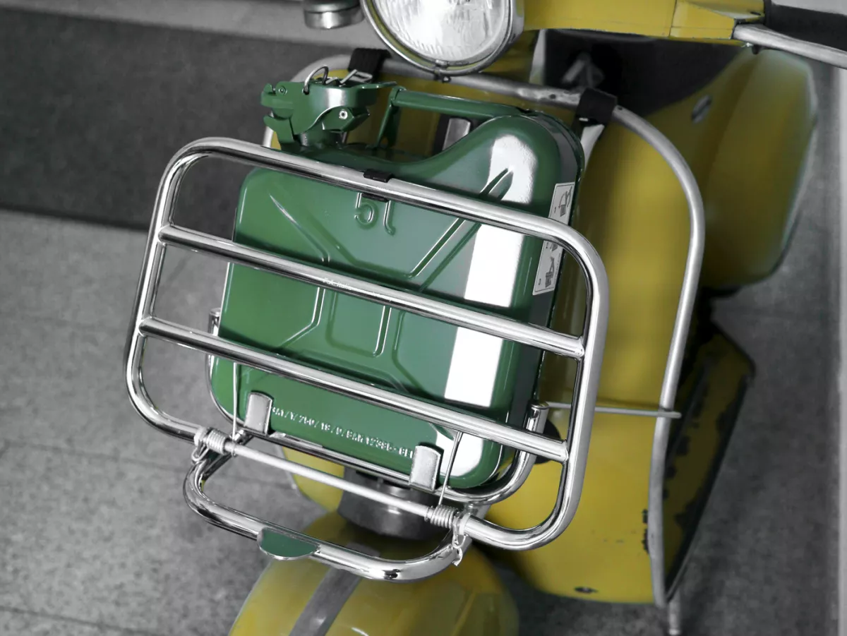 Inklapbaar bagagerek voor -FA ITALIA, chroom, inclusief 5 liter benzinekan - Vespa Smallframe V50, 50S/N/L/R, 50SR, PV, ET3, PK S, PK XL, Largeframe PX, T5, Sprint, Rally, GS160, SS180, TS, GT, GTR, VNA, VNB, VBA, VBB, Super, Wideframe V1-V33, VB, VN,
