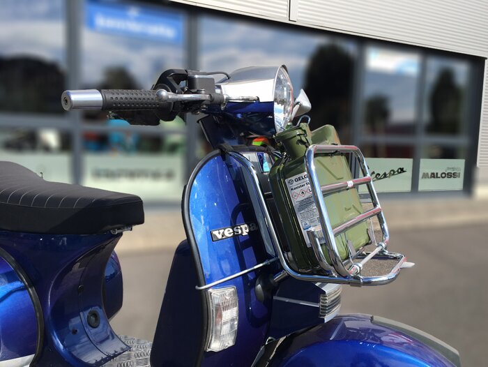Front rack, fold down -FA ITALIA, black, with fuel  jerry can holder 5l FA Italia- Vespa Smallframe V50, 50S/N/L/R, 50SR, PV, ET3, PK S, PK XL, Largeframe PX, T5, Sprint, Rally, GS160, SS180, TS, GT, GTR, VNA, VNB, VBA, VBB, Super, Wideframe V1-V33, VB, V