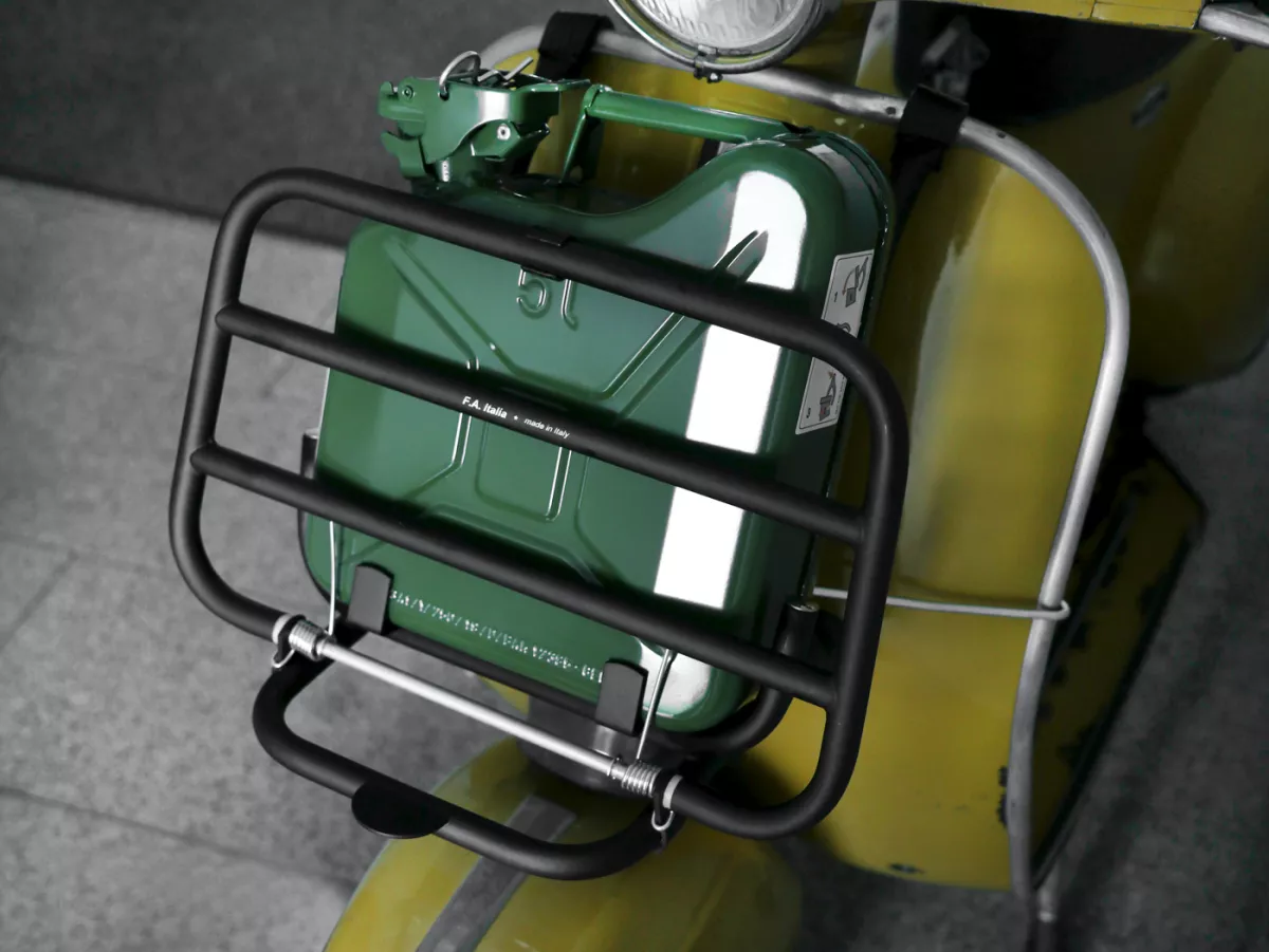 Opklapbaar bagagerek vooraan -FA ITALIA, zwart, inclusief 5 liter benzinekan - Vespa Smallframe V50, 50S/N/L/R, 50SR, PV, ET3, PK S, PK XL, Largeframe PX, T5, Sprint, Rally, GS160, SS180, TS, GT, GTR, VNA, VNB, VBA, VBB, Super, Wideframe V1-V33, VB, VB.