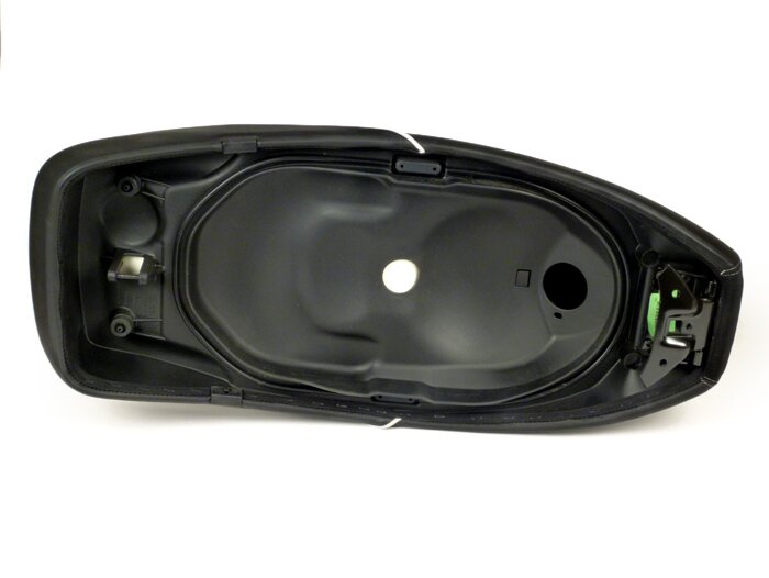 Kursi -PIAGGIO Super Sport (2017-) - Vespa GTS HPE, GTS Super 125-300cc - Hitam, jahitan putih, permukaan kursi berlapis Alcantara