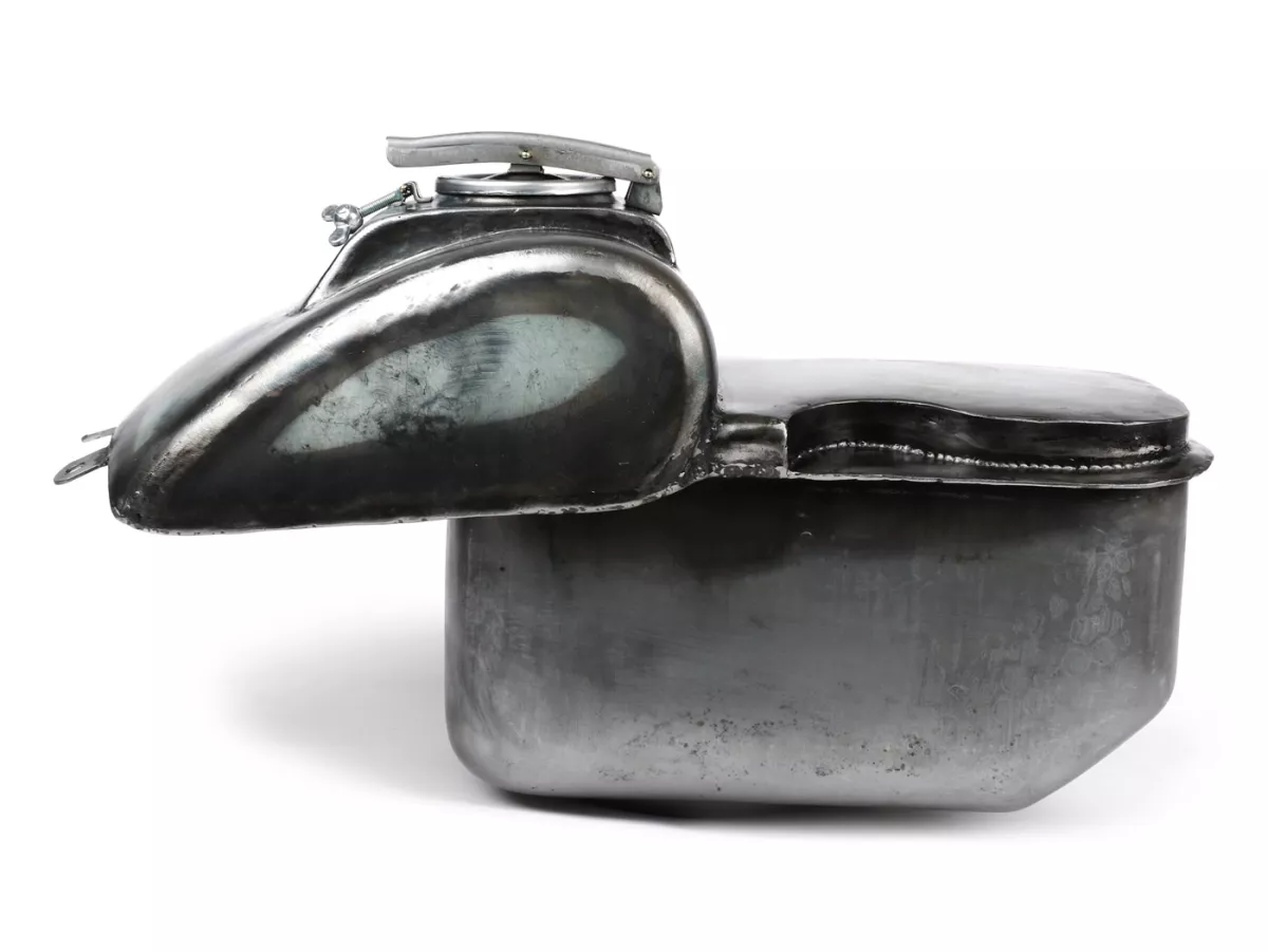 Tank -PREMIUM, geolied plaatstaal, Sei Giorni Sport- Vespa Wideframe VM, VN1, Hoffmann HC, ACMA, VL1 - met bult - 9 liter