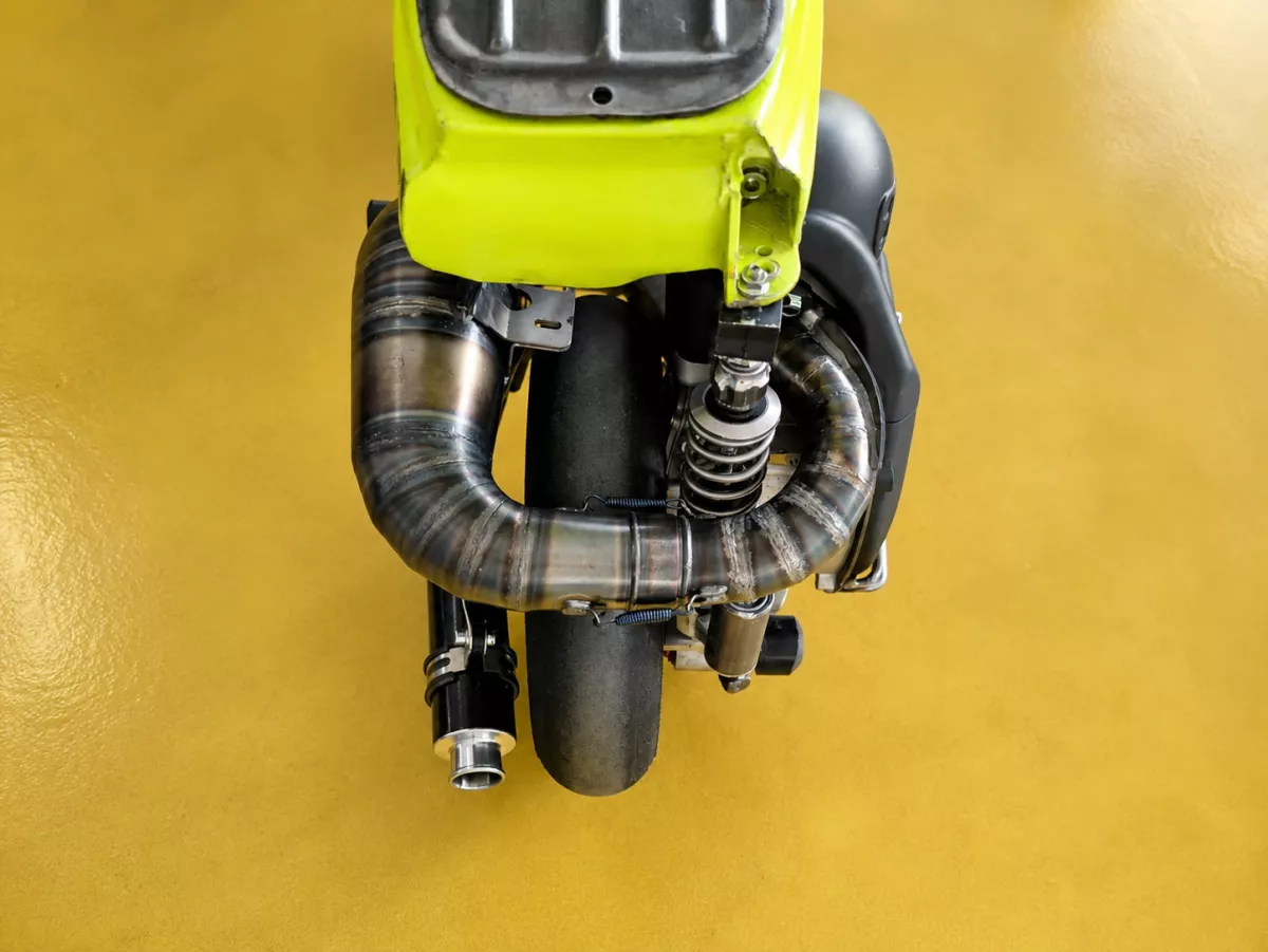 Échappement - EGIG PERFORMANCE Revo - pour Egig 220 Triple/Revo, silencieux arrière vissé - Vespa ET3, PV125 - Décalage de l'amortisseur nécessaire
