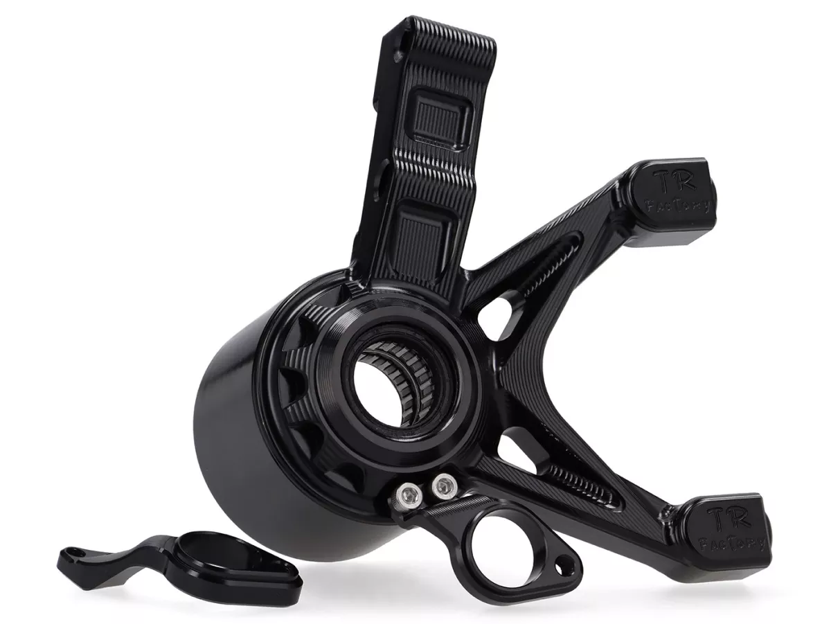 Supporto pinza freno anteriore TR Factory 82mm, nero per Vespa Primavera, Sprint 125-150cc, GTS 125-300cm (2017-2022), GTV300-310cc