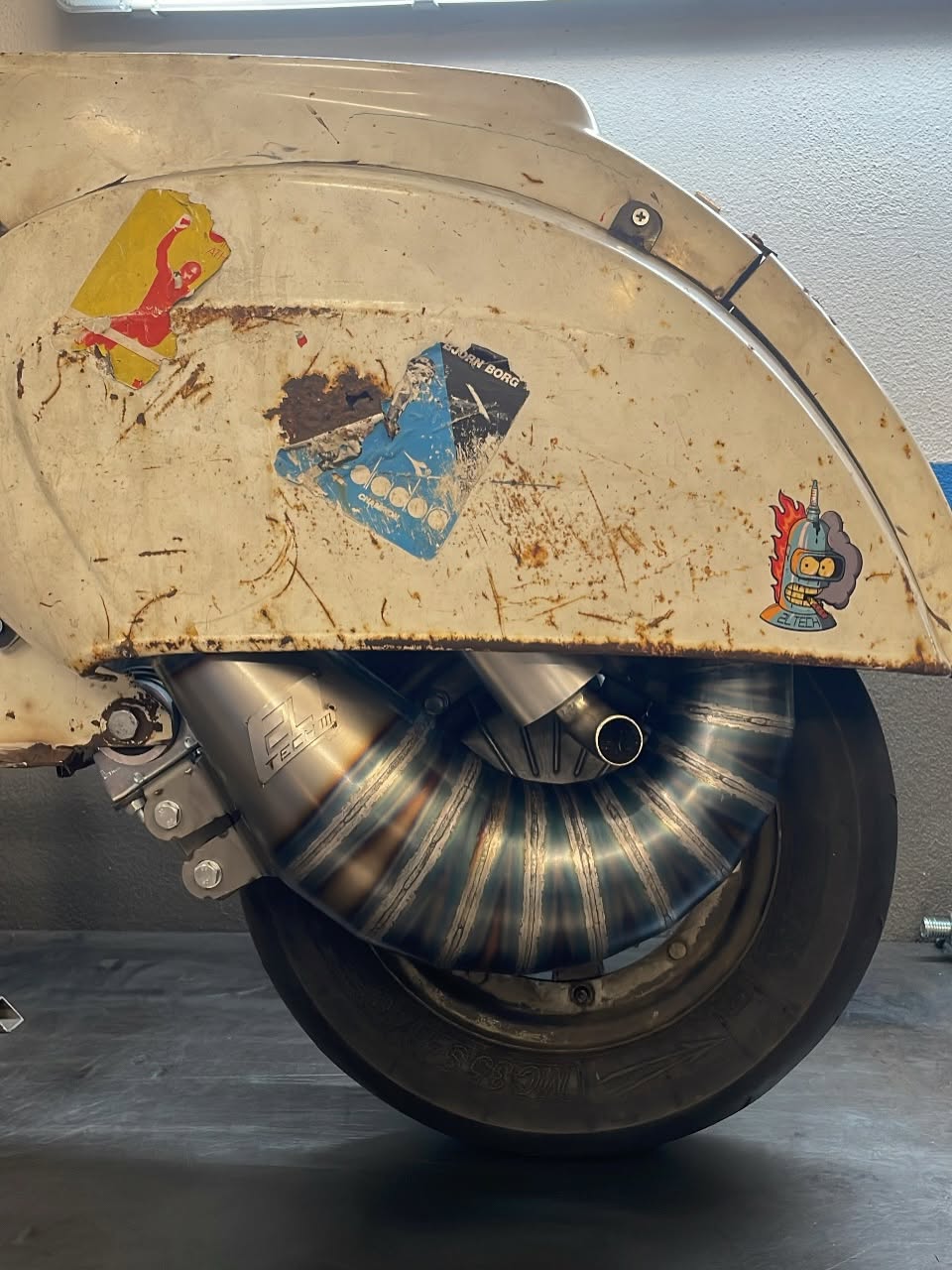 Scarico -2LTECH Minigun M200 (Curly) - Quattrini M200, Egig 220, Ø=44 mm, silenziatore terminale avvitato - Vespa ET3, PV125 - È necessario uno spostamento dell'ammortizzatore
