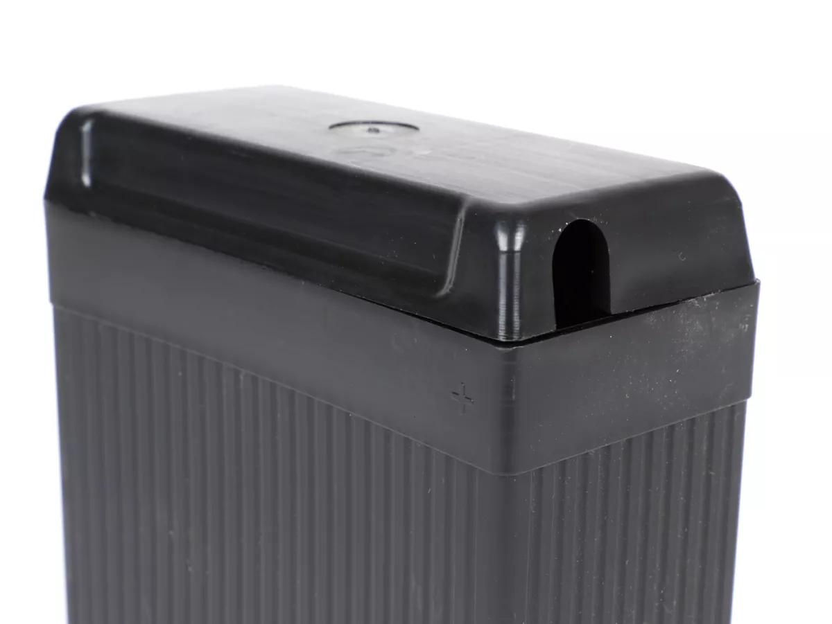 Caja vacía batería incl. tapa -Gel RAE 3s4- 6V 8Ah - 126x126x57mm - Vespa GS150 (VS1-5), V50 Elestart (V5A3T, V5B2T, V5B4T),Lambretta Serie 2 (a partir de 10/1959), Serie 3