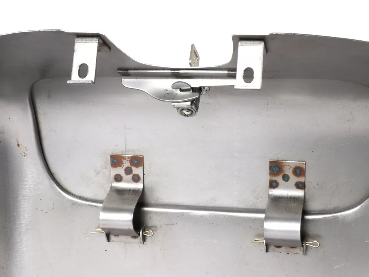 Bagageutrymme -OEM KVALITET, oljad plåt- Vespa GS160 2° (VSB1T, 30201-55506, rund låstyp) - passar även för VSB1T, 55507- (fyrkantig låstyp)