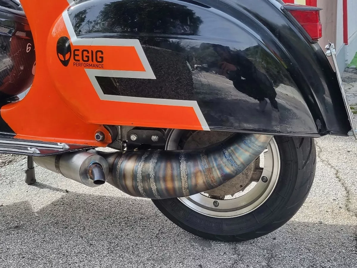 Avgasrör -EGIG PERFORMANCE Unisex 125-170cc, Ø=32mm (54-60mm dubbavstånd), bultad XXL bakre ljuddämpare (Ø70mm) - Vespa ET3, PV125 (även lämplig för fordon med bagageutrymme i vänster sidokåpa)