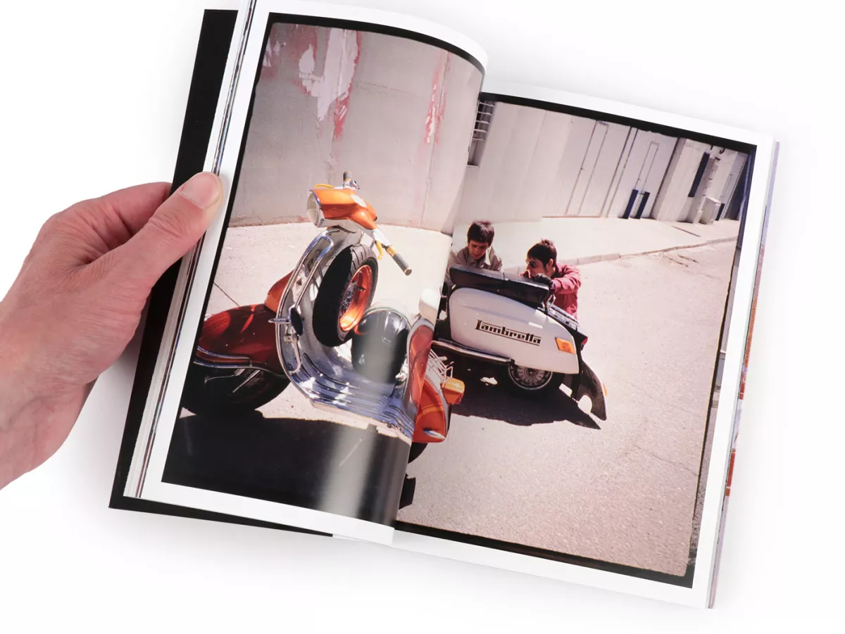 Boek -De scooterloop begint nu! Scooteren in Catalonië (2009-2019)- door Hector Vilar - 128 pagina's - Zachte kaft - Taal: Catalaans