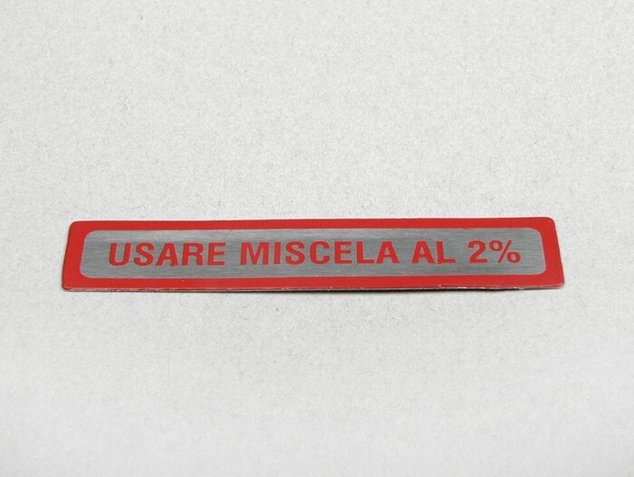 Sticker voor benzinedop -OEM KWALITEIT- Vespa Usare Miscela al 2% (1:50) - Rood