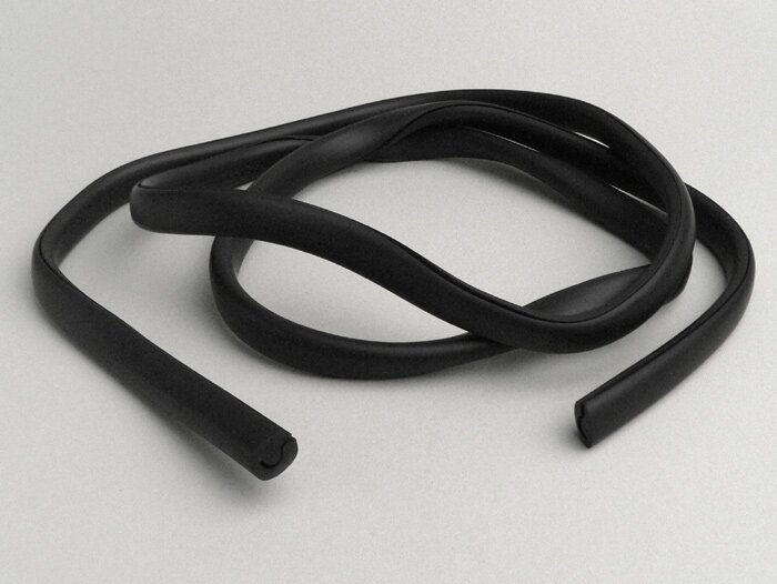 Legshield beading -OEM QUALITY- Vespa universal 1600mm - black