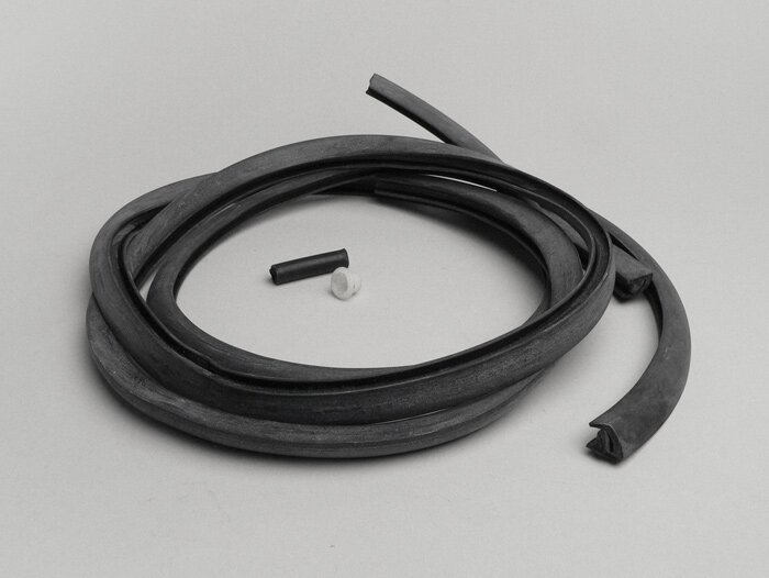Sidokåpa gummi -OEM KVALITET- Vespa Wideframe (1948-1958) V1T, V11-15T, V30-33T, VM1T, VN2T, VL1-3T, VB1T, VGL1T- Svart (1+1,6 meter)