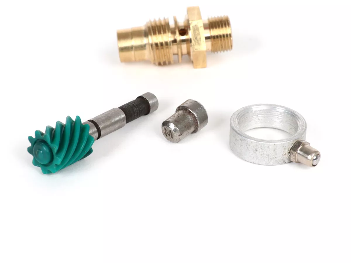 Speedo drive set-OEM QUALITY- Vespa 9 teeth, l=44mm, 2,7mm square (used in Rally180 (VSD1T), Rally200 (VSE1T), Sprint150 (VLB1T), GT125 (VNL2T), GTR125 (VNL2T), TS125 (VNL3T), GL150 (VLA1T)VLA1T (since No 077399))