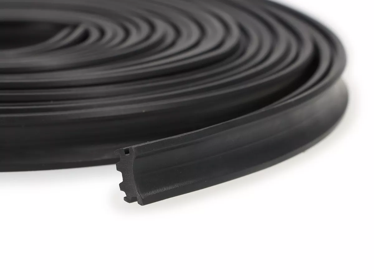 Loopvlakstrook rubber -OEM KWALITEIT, B=14mm- Vespa V98, 125 V1 - 15T, V30 - 33T, VM1T - 2T, 150 GS VS1T - 5T, VL1T - 3T, VB1T, VBA1T, VBB1T, GL VLA1T, GS160 / GS4 (VSB1T) VSB1T- Zwart (4,40m)