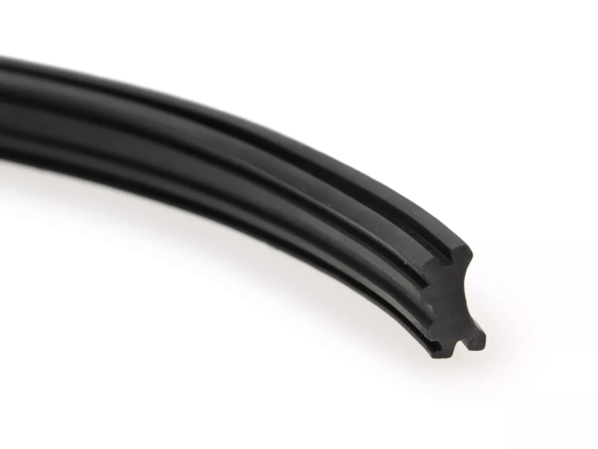 Loopvlakstrook rubber -OEM KWALITEIT, B=14mm- Vespa V98, 125 V1 - 15T, V30 - 33T, VM1T - 2T, 150 GS VS1T - 5T, VL1T - 3T, VB1T, VBA1T, VBB1T, GL VLA1T, GS160 / GS4 (VSB1T) VSB1T- Zwart (4,40m)