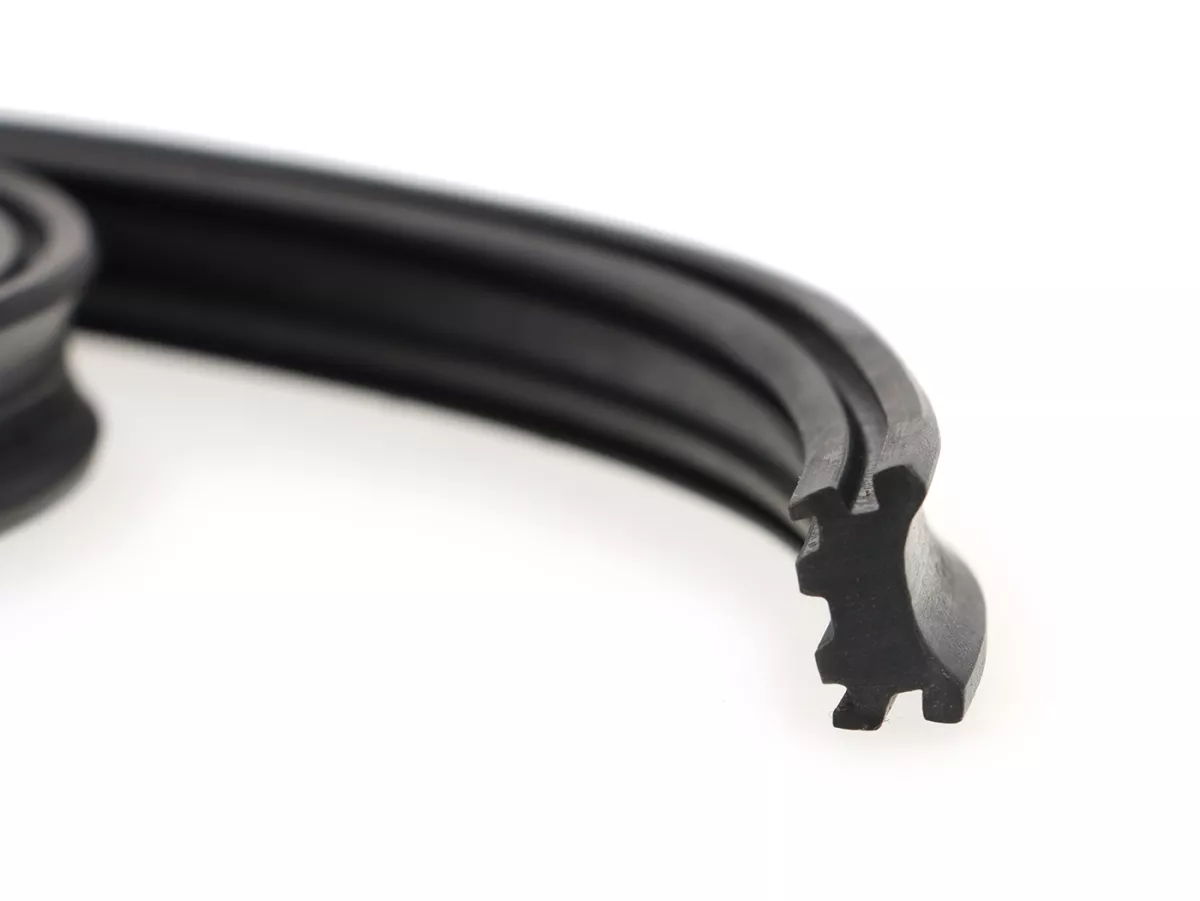 Loopvlakstrook rubber -OEM KWALITEIT, B=14mm- Vespa V98, 125 V1 - 15T, V30 - 33T, VM1T - 2T, 150 GS VS1T - 5T, VL1T - 3T, VB1T, VBA1T, VBB1T, GL VLA1T, GS160 / GS4 (VSB1T) VSB1T- Zwart (4,40m)