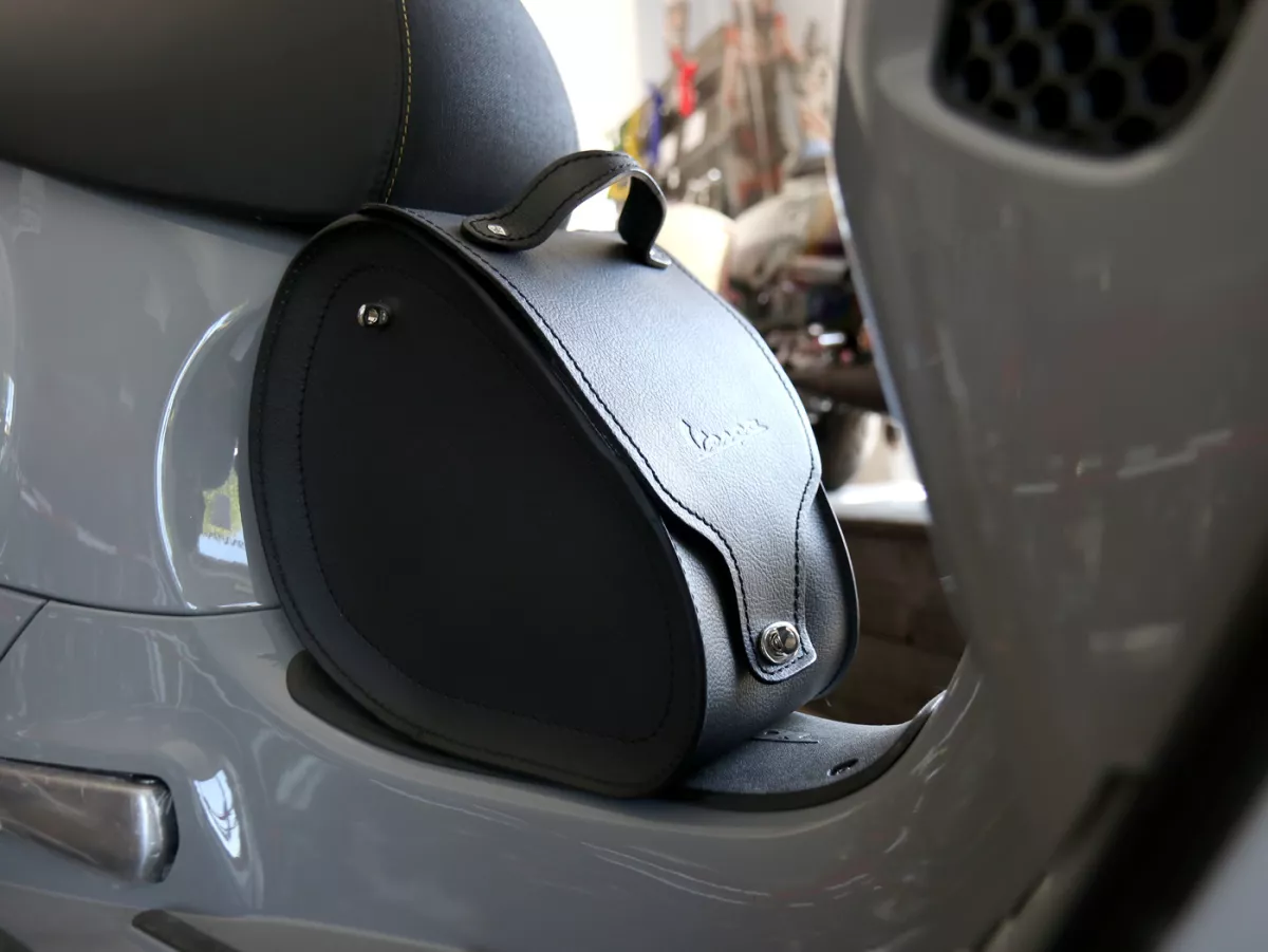 Tunnel bag -PIAGGIO, leather- Vespa GTS/Super - black